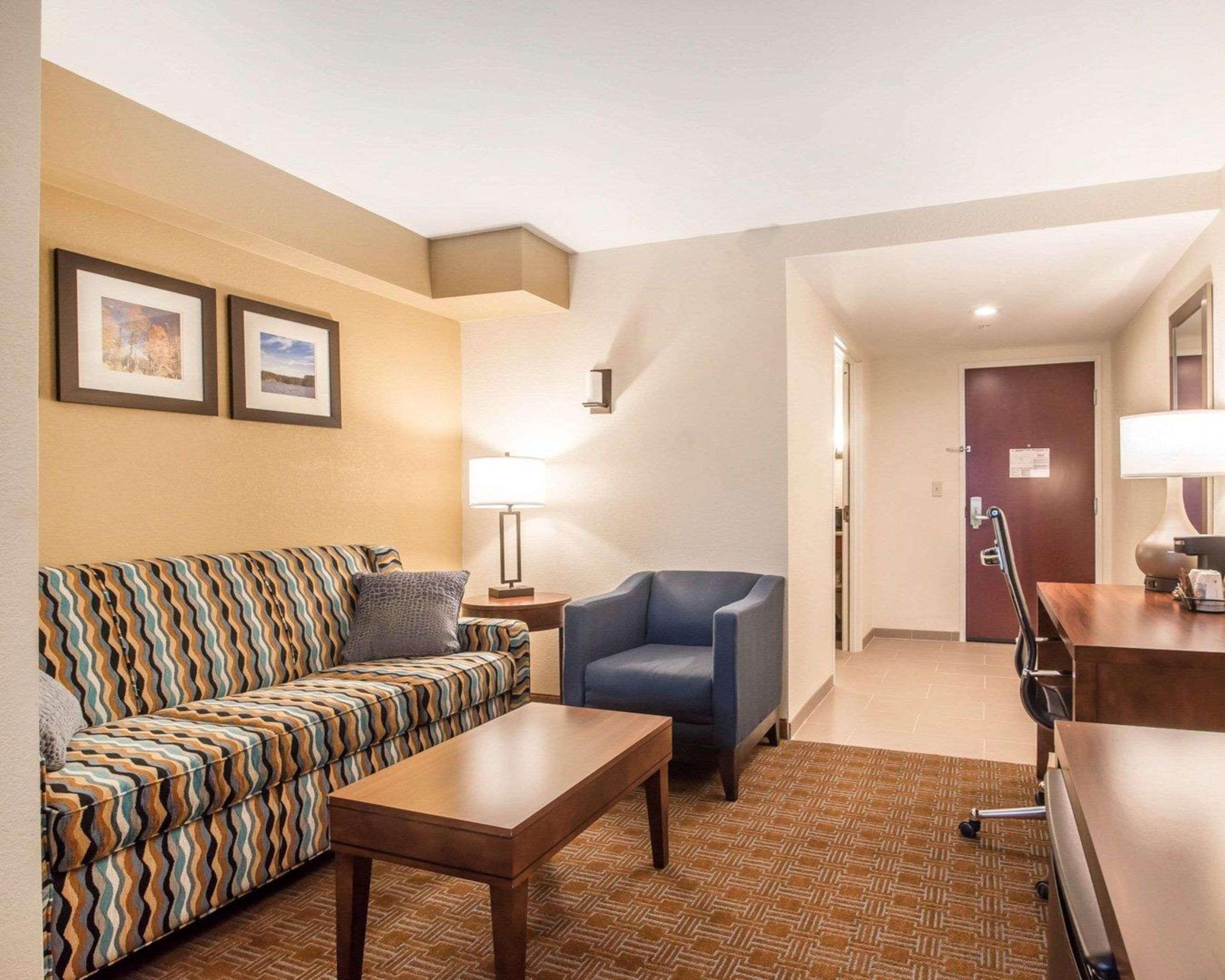 Comfort Inn & Suites Brattleboro I-91 Exterior photo